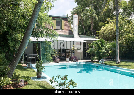 Una vista della piscina, il primo a Key West e la vettura della casa dove Hemingway aveva il suo scrittoio a Ernest Hemingway House e Museo di Key West, Florida, Stati Uniti d'America Foto Stock