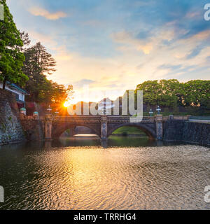 Tokyo, Giappone - 28 Aprile 2018: ponte Nijubashi davanti a Tokyo Imperial Palace è uno dei più noti bridge in Giappone, il vecchio ponte è stato un Foto Stock