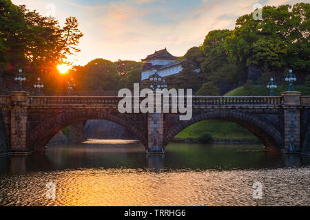 Tokyo, Giappone - 28 Aprile 2018: ponte Nijubashi davanti a Tokyo Imperial Palace è uno dei più noti bridge in Giappone, il vecchio ponte è stato un Foto Stock