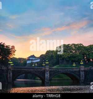 Tokyo, Giappone - 28 Aprile 2018: ponte Nijubashi davanti a Tokyo Imperial Palace è uno dei più noti bridge in Giappone, il vecchio ponte è stato un Foto Stock