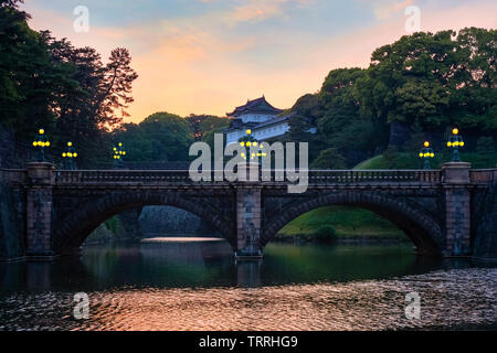 Tokyo, Giappone - 28 Aprile 2018: ponte Nijubashi davanti a Tokyo Imperial Palace è uno dei più noti bridge in Giappone, il vecchio ponte è stato un Foto Stock