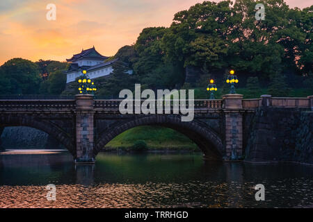 Tokyo, Giappone - 28 Aprile 2018: ponte Nijubashi davanti a Tokyo Imperial Palace è uno dei più noti bridge in Giappone, il vecchio ponte è stato un Foto Stock