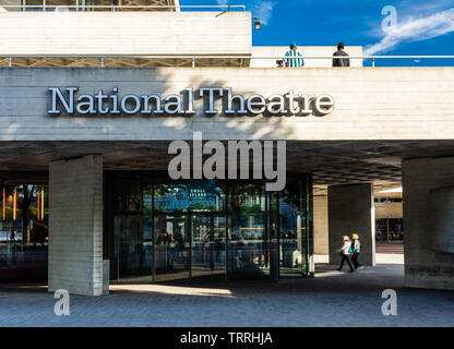 London, England, Regno Unito - 31 Maggio 2019: la gente a piedi sulle terrazze di cemento del National Theatre di Londra il South Bank quartiere. Foto Stock