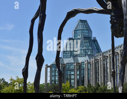 Vista est della galleria nazionale del Canada da sotto una scultura di un ragno. Foto Stock