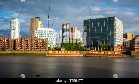 London, England, Regno Unito - 28 Maggio 2019: ufficio moderno ed edifici di appartamenti, compresa l'Ambasciata statunitense, stand fra gru edili in Nine Elms Foto Stock