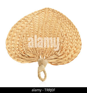 Isolato di paglia tessuta ventilatore su uno sfondo bianco. Foto Stock
