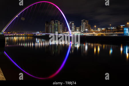 Gateshead, Regno Unito - 3 Febbraio 2019: il Baltico mulini per farina e moderno appartamento edifici sono riflessi nel fiume Tyne di notte lungo Gatesh Foto Stock