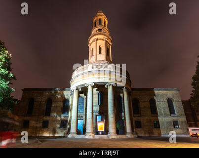 London, England, Regno Unito - 12 Ottobre 2018: la torre e la facciata sud della chiesa di Santa Maria è illuminata di notte in Bryanston Square in Marylebone neighborho Foto Stock