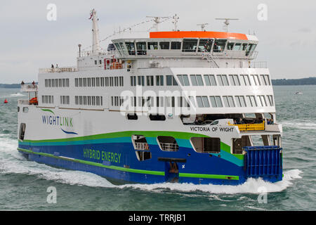 L'energia ibrido Wightlink veicolo e per i passeggeri dei traghetti nel porto di Victoria MV di Wight, visto entrare in porto di Portsmouth, Regno Unito il 5 giugno 2019. Foto Stock
