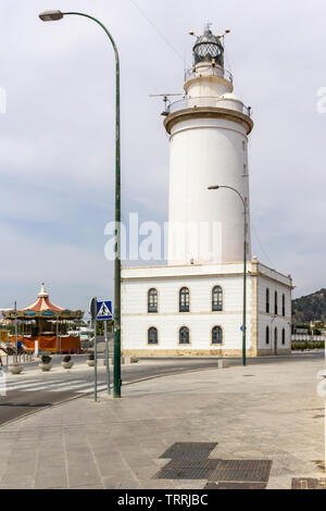 La Farola, Malaga, Spagna - Circa 2015. Ben noto faro circondato da ristoranti, sentieri & serene vedute dell'acqua. Foto Stock