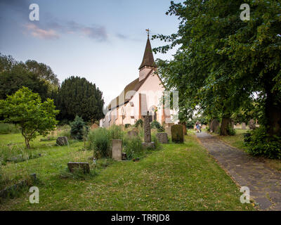 London, England, Regno Unito - 18 Giugno 2017: un uomo spinge una bicicletta attraverso il sagrato della chiesa del XIII secolo Santa Maria Vergine chiesa in Walsall, West Lon Foto Stock