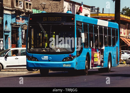 SANTIAGO DEL CILE - Ottobre 2014: Un Transantiago bus sul percorso per il deposito. Foto Stock