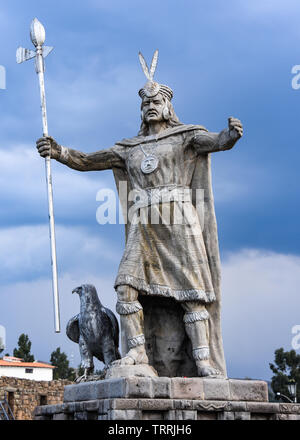 Ayacucho, Perù - il Nov 3, 2018: una statua di inca Pachacutec nella plaza di Vilcashuaman. Foto Stock