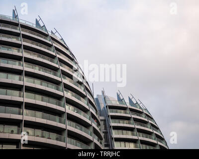 London, England, Regno Unito - 29 Luglio 2011: la nuova e moderna costruzione di appartamenti di Bezier edifici si ergono al di sopra di Old Street a Londra. Foto Stock