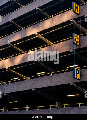 Bristol, Inghilterra, Regno Unito - 12 Maggio 2011: Pezzata sole splende sul calcestruzzo brutalist facciata della Rupert Street parcheggio NCP nel centro di Bristol. Foto Stock