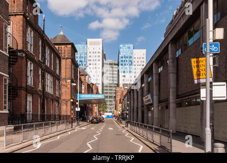 London, England, Regno Unito - 20 Giugno 2010: moderni e antichi edifici del Royal Hospital di Londra stanno fianco a fianco nella Whitechapel quartiere di Lond Foto Stock