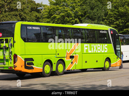 Zurich, Svizzera - 27 Maggio 2019: un bus Flixbus in corrispondenza di una stazione di autobus nella città di Zurigo. Il Flixbus è un marchio tedesco che offre autobus intercity s Foto Stock