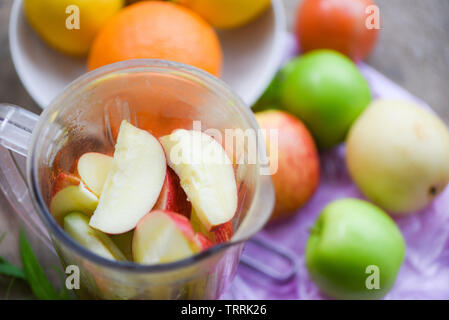 Frullato di frutta / frutta fresca fetta nel frullatore per preparare succhi sani summer ingredienti in cucina Foto Stock