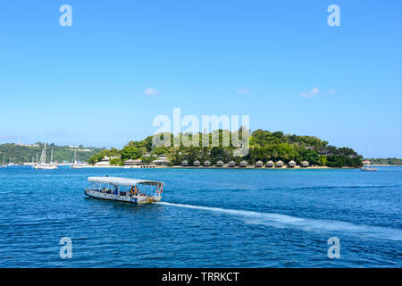 In barca a vela passato Iririki Island Resort a Port Vila, l'isola di Efate, Vanuatu, Melanesia Foto Stock