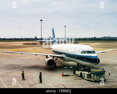 , BAIYUN di Guangzhou, Cina - 10 MAR 2019 - Una China Southern Airlines aereo / piano su asfalto a Aeroporto Baiyun. La Cina meridionale è uno dei top Foto Stock