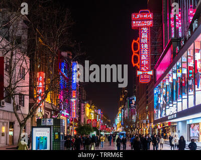 SHANGHAI, Cina - 12 MAR 2019 - notte /sera vista delle luci al neon, gli acquirenti e i pedoni lungo Nanjing East Road (Nanjing Dong Lu) pedonale Foto Stock