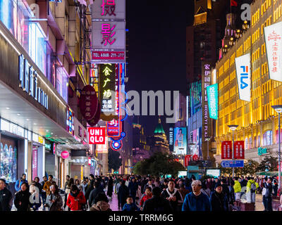 SHANGHAI, Cina - 12 MAR 2019 - notte /sera vista degli acquirenti e le luci al neon lungo la affollata strada pedonale di Nanjing East Road (Nanjing Foto Stock