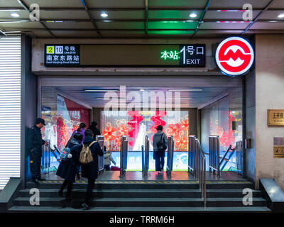 SHANGHAI, Cina - 12 MAR 2019 - Facciata della East Nanjing Road (Nanjing Dong Lu) la stazione della metropolitana di sera. East Nanjing Road è un turista attra Foto Stock