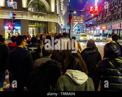 SHANGHAI, Cina - 12 MAR 2019 - sfocata colpo di movimento di una grande folla di pedoni che attraversano la strada lungo la East Nanjing Road (Nanjing Dong Lu) in t Foto Stock