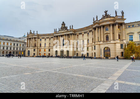 Berlino, Germania - Novembre 08, 2018: Humboldt University sulla Bebelplatz. Ex Biblioteca Reale, oggi sede della Facoltà di Giurisprudenza Foto Stock