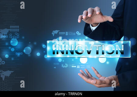 Man mano che mostra la parola innovazione Foto Stock