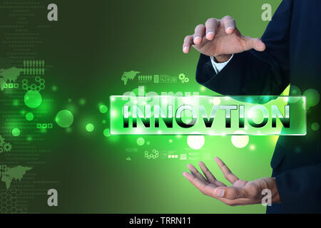 Man mano che mostra la parola innovazione Foto Stock