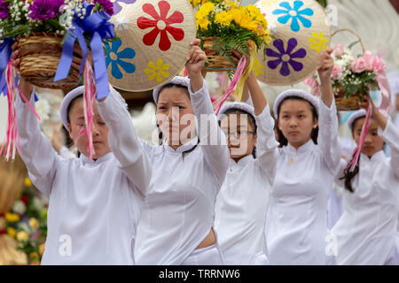 New Orleans, Louisiana - Giorno della Madre viene celebrato con una processione e la danza dei fiori e messa a Nostra Signora di Lavang missione. La chiesa serve vie Foto Stock