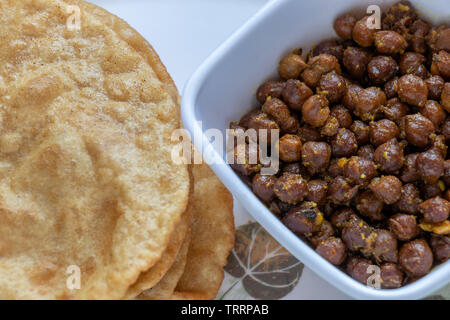 Kala Channa con puri, piatto indiano o nero ceci con pane fritto. Messa a fuoco selettiva. Foto Stock