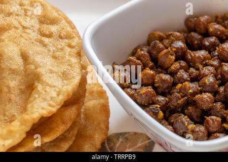 Kala Channa con puri, piatto indiano o nero ceci con pane fritto. Messa a fuoco selettiva. Foto Stock