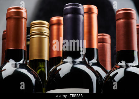 Diverse bottiglie di vino vista ravvicinata della pila Foto Stock