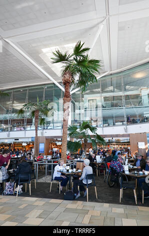 Viaggiatori seduti a un bar nella zona partenze del presso l'Aeroporto di Brisbane, Queensland, QLD, Australia Foto Stock