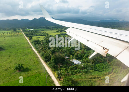 Piano sul suo approccio finale e la venuta a terra a Port Vila, l'isola di Efate, Vanuatu, Melanesia Foto Stock