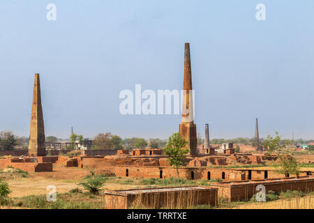 Fango fornaci di mattoni in India la produzione di fumo o l'inquinamento Foto Stock