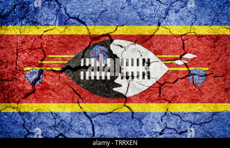 Regno di Eswatini o dello Swaziland bandiera sulla terra arida terra sfondo texture Foto Stock