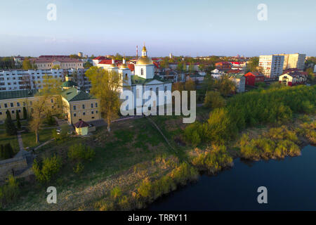 Vista dell'Epifania cattedrale in aprile sera (ripresa da un quadrocopter). Polotsk, Bielorussia Foto Stock