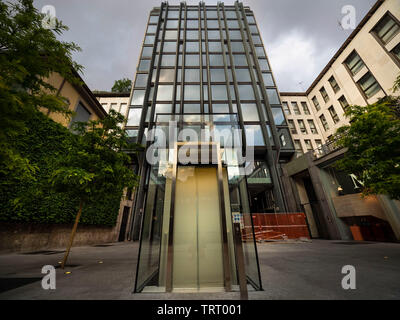 Milano, Italia 7 Maggio 2019: nuovo e moderno edificio in stile Liberty Square nel centro città di Milano, lombardia, italia. Foto Stock