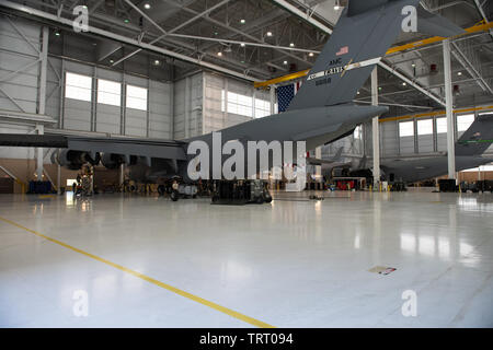 Stati Uniti Air Force aviatori assegnati alla 860th Manutenzione aeromobili squadrone e 62squadrone manutenzione ispezionare un C-17 Globemaster III aeromobile Giugno 3, 2019, a Travis Air Force Base in California. Il aviatori hanno completato 18 C-17 ispezioni dal mese di febbraio. (U.S. Air Force foto di Tech. Sgt. James Hodgman) Foto Stock