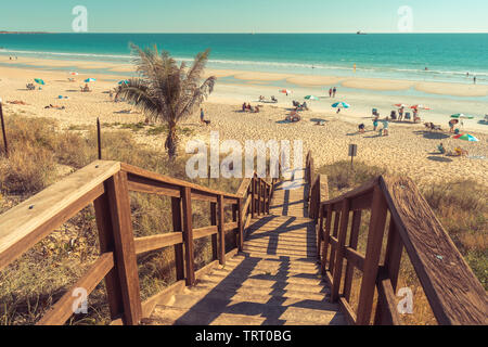 Broome WA, Australia - la gente a prendere il sole presso la spiaggia di Cable Foto Stock