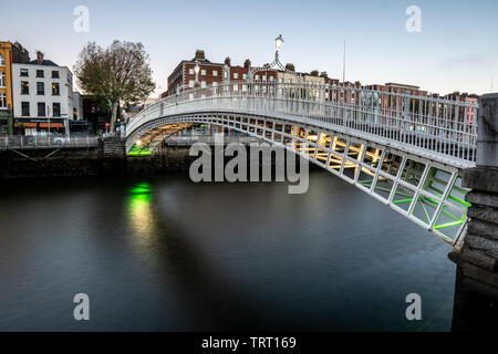 Mezzo penny Bridge a Dublino, Irlanda Foto Stock