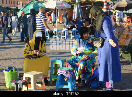 La vivace Piazza Djemma el-Fna sq. in Marrakech, Marocco. Foto Stock