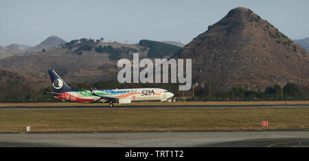 Un aereo Shanndong sbarco di Guiyang, Cina. Foto Stock