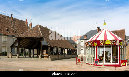 Indre (36) Sainte-Sévère-sur-Indre , la Place du Marché et la halle, lieu de tournage du film Jour de fête de Jacques Tati // Francia. Indre (36) Sain Foto Stock