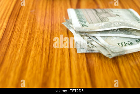 Denaro rubato posa sulla tavola. Circa cinquecento india rupee nota su sfondo di legno. La corruzione nel lucro, bail, criminalità e corruzione, frode, aucti Foto Stock