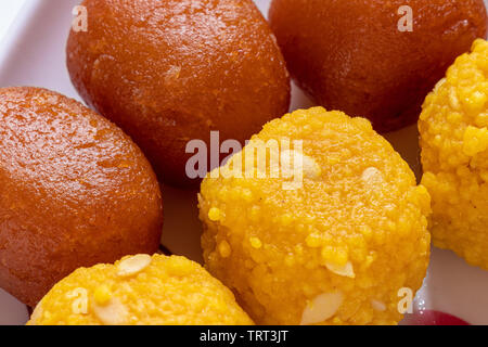 Motichoor Ladoo,Gulab Jamun closeup, il fuoco selettivo. Foto Stock