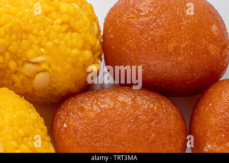 Motichoor Ladoo,Gulab Jamun closeup, il fuoco selettivo. Foto Stock